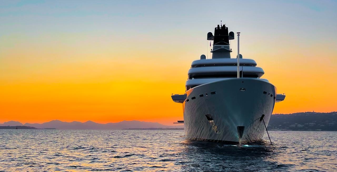 Superiate ancorado ao pôr do sol, com o casco branco sobre um mar calmo